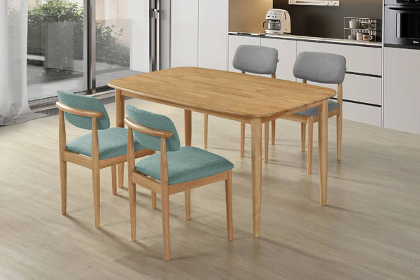 Mesa de comedor de madera con cuatro sillas en un entorno de cocina.