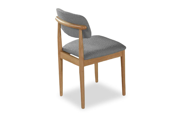 Silla con asiento y respaldo acolchados en gris sobre fondo blanco.