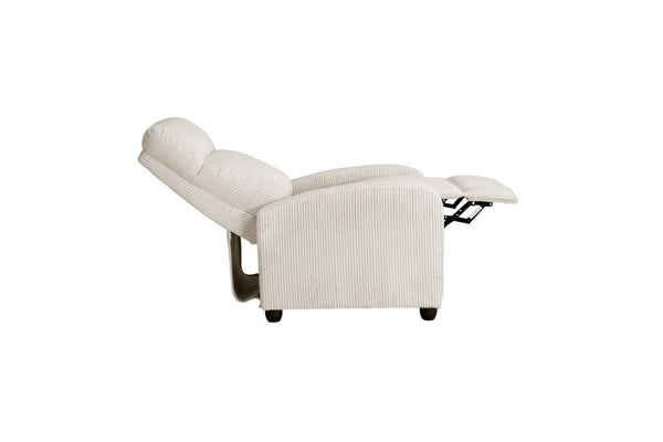 Vista lateral de silla reclinable crema sobre un fondo blanco. 