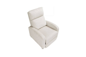 Silla reclinable crema sobre un fondo blanco. 