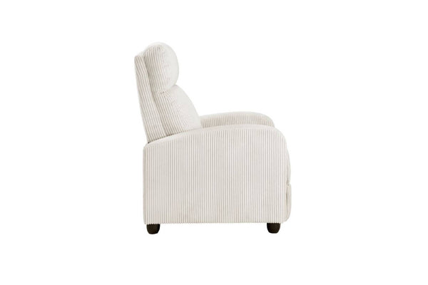 Vista lateral de silla reclinable crema en una sala con elementos decorativos.  