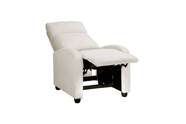 Silla reclinable crema sobre un fondo blanco. 