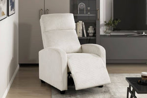 Silla reclinable crema en una sala con elementos decorativos.  