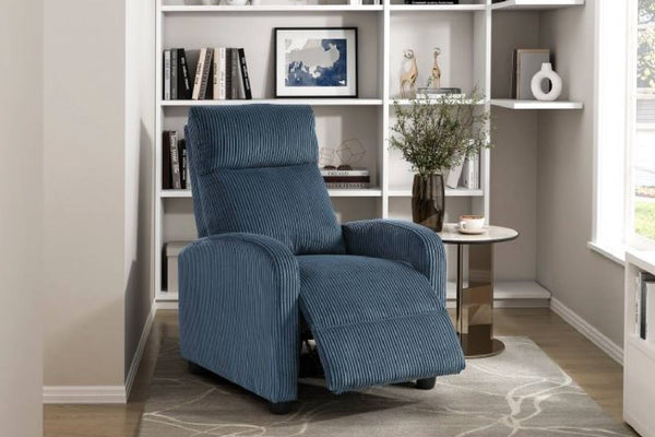 Silla reclinable azul en una sala con elementos decorativos y una ventana. 