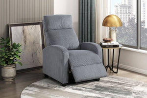 Silla reclinable gris en una sala con elementos decorativos. 
