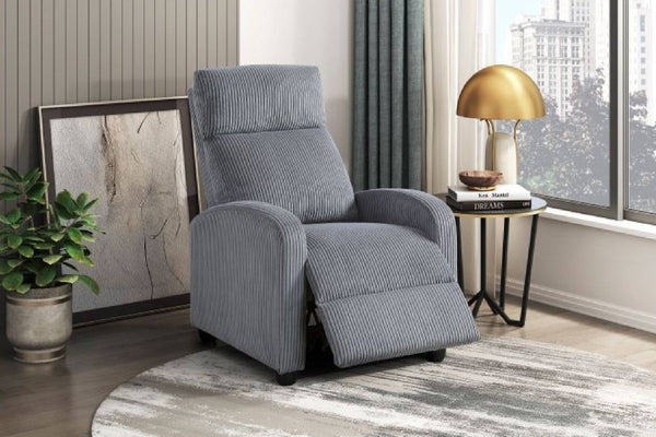 Silla reclinable gris en una sala con elementos decorativos. 
