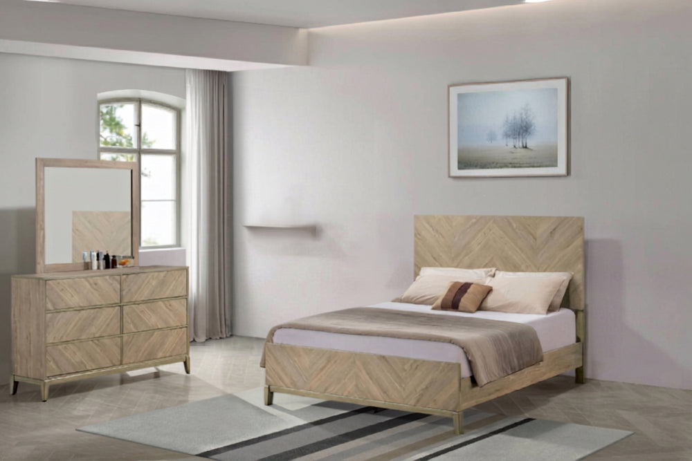 Conjunto de dormitorio en acabado madera clara con cama de líneas rectas y gavetero de seis gavetas con espejo. Los frentes presentan un patrón geométrico tipo espiga, mostrado sobre fondo blanco para destacar el diseño del mobiliario.