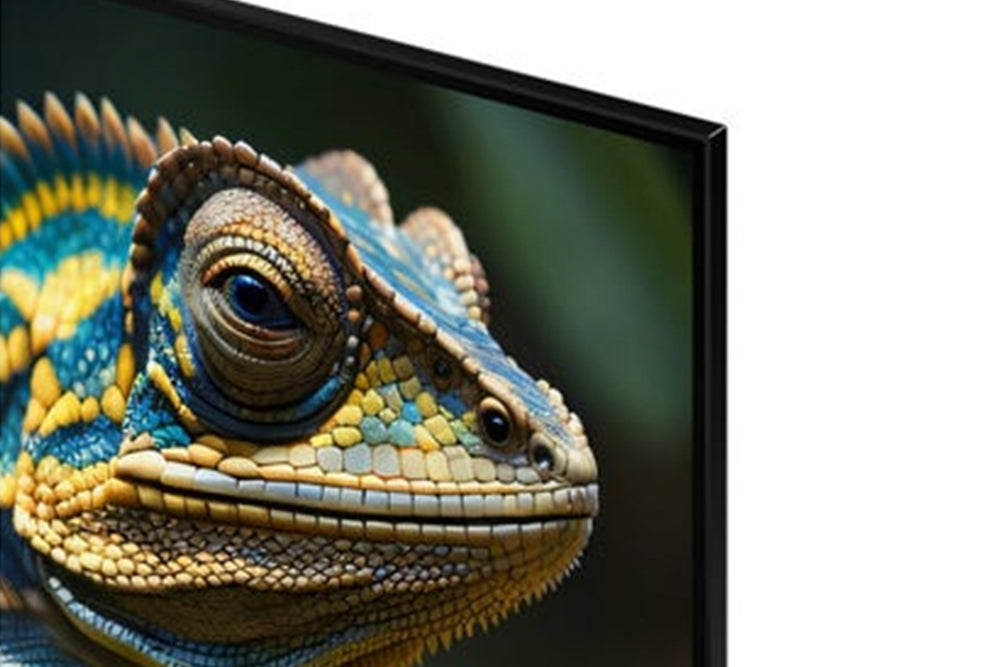 Televisor Samsung QLED que muestra un camaleón en la pantalla. 