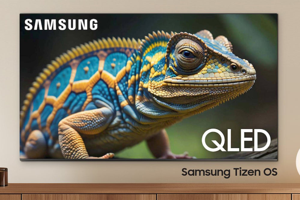 Televisor Samsung QLED que muestra un camaleón en la pantalla. 
