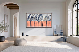 Sala de estar moderna con un televisor de pantalla plana montado en la pared que muestra una obra de arte abstracta en tonos gris, blanco, negro y coral. El espacio incluye muebles minimalistas, luz natural y decoración contemporánea.