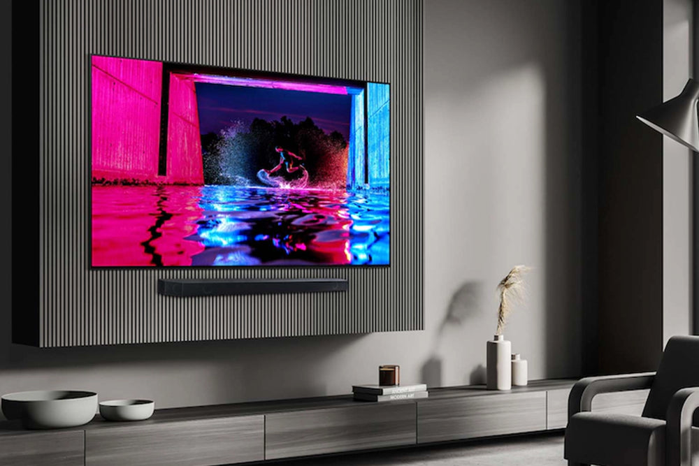 Televisor OLED de Samsung que muestra una escena colorida con agua y una persona en una tabla de surf.