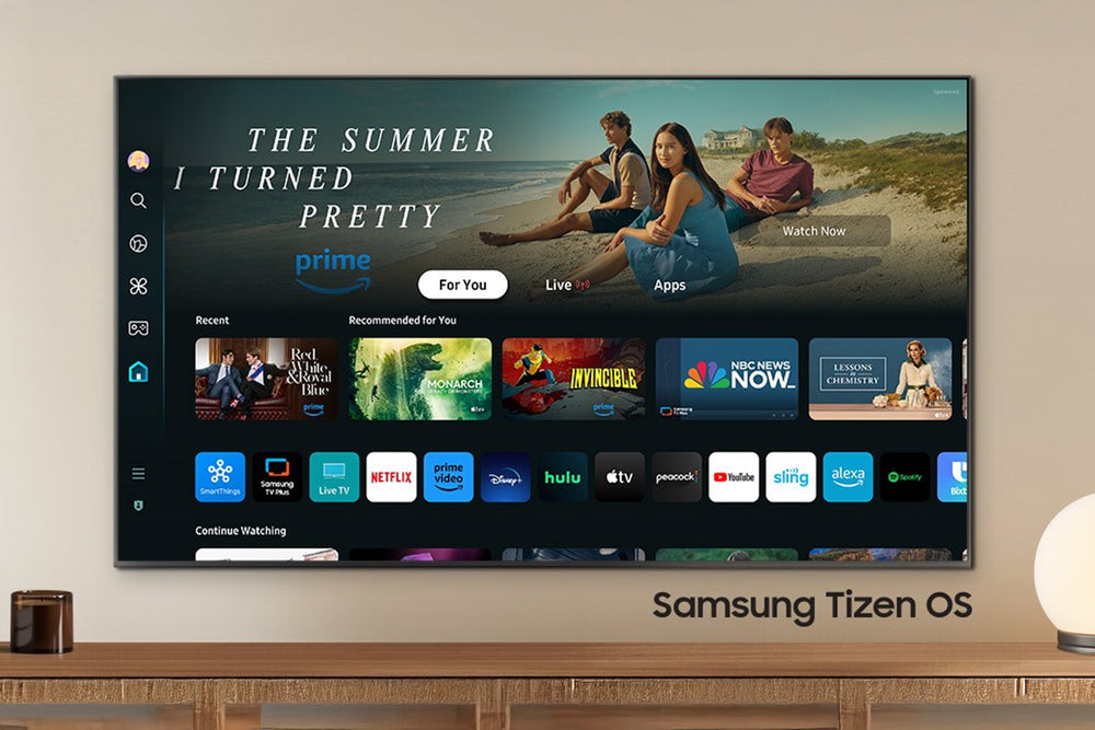 Televisor Samsung Neo QLED 8K que muestra una escena callejera colorida con un tranvía amarillo.