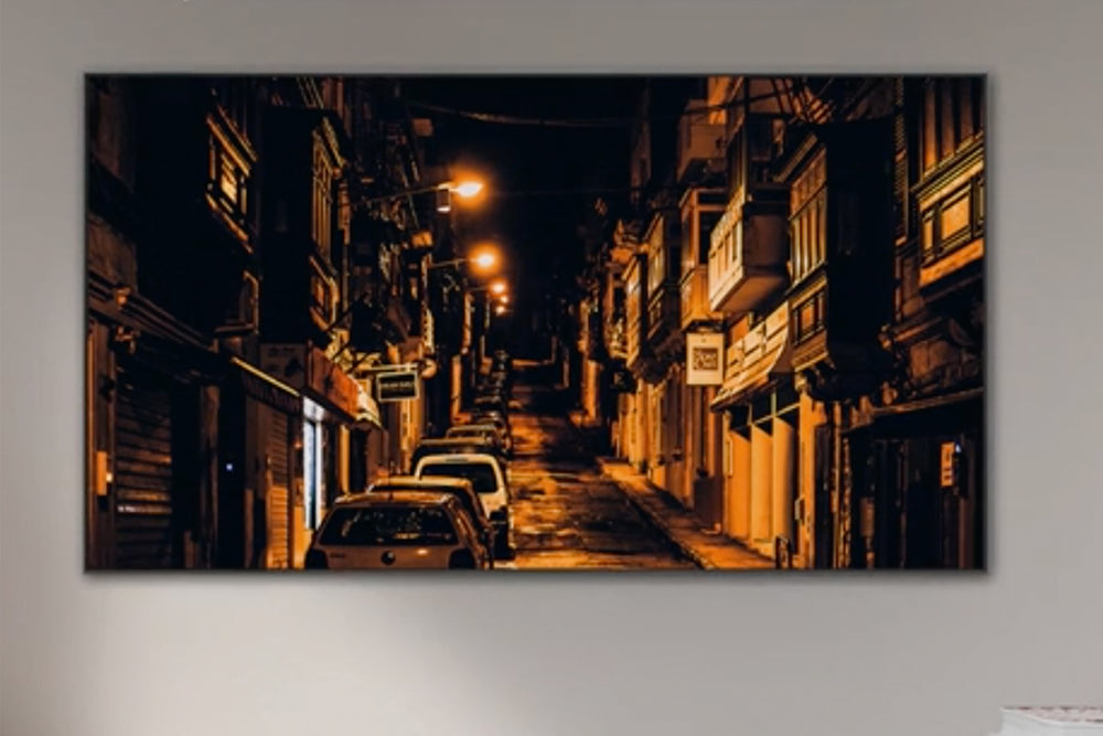 Televisor Samsung Neo QLED que muestra un paisaje montañoso con agua.