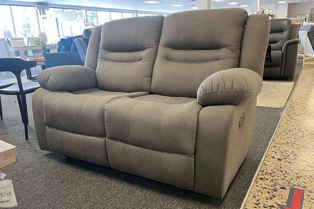 Loveseat reclinable manual de color gris claro sobre un fondo blanco. 