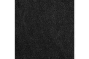 Primer plano de material negro sobre un fondo blanco. 