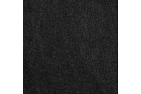 Primer plano de material negro sobre un fondo blanco. 