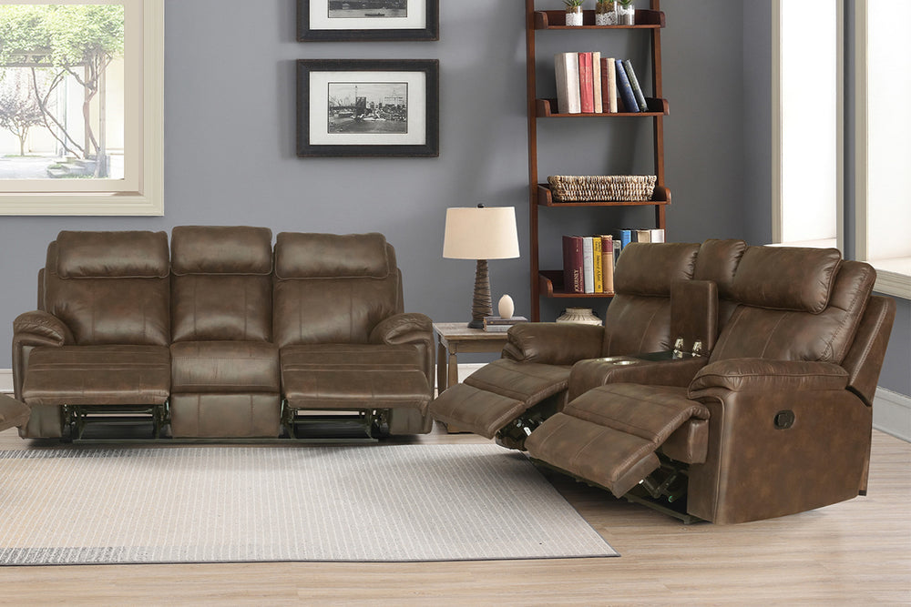 Conjunto de sala reclinable en color marrón oscuro con sofá de tres plazas y loveseat de dos plazas. Ambos muebles cuentan con reposapiés extendidos, cojines acolchados y apoyabrazos amplios; el loveseat incluye consola central con portavasos integrados. El conjunto está ambientado en una sala moderna con lámpara de mesa, estantería decorativa y alfombra clara.