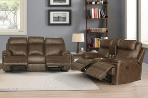 Conjunto de sala reclinable en color marrón oscuro con sofá de tres plazas y loveseat de dos plazas. Ambos muebles cuentan con reposapiés extendidos, cojines acolchados y apoyabrazos amplios; el loveseat incluye consola central con portavasos integrados. El conjunto está ambientado en una sala moderna con lámpara de mesa, estantería decorativa y alfombra clara.