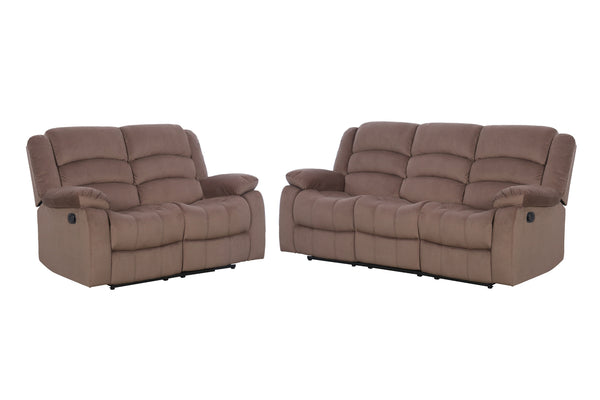 Conjunto de sofá y loveseat reclinable marrón sobre fondo blanco