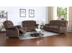 Conjunto de sofá, loveseat y reclinable reclinable marrón en una sala de estar con suelo de madera y ventanal.