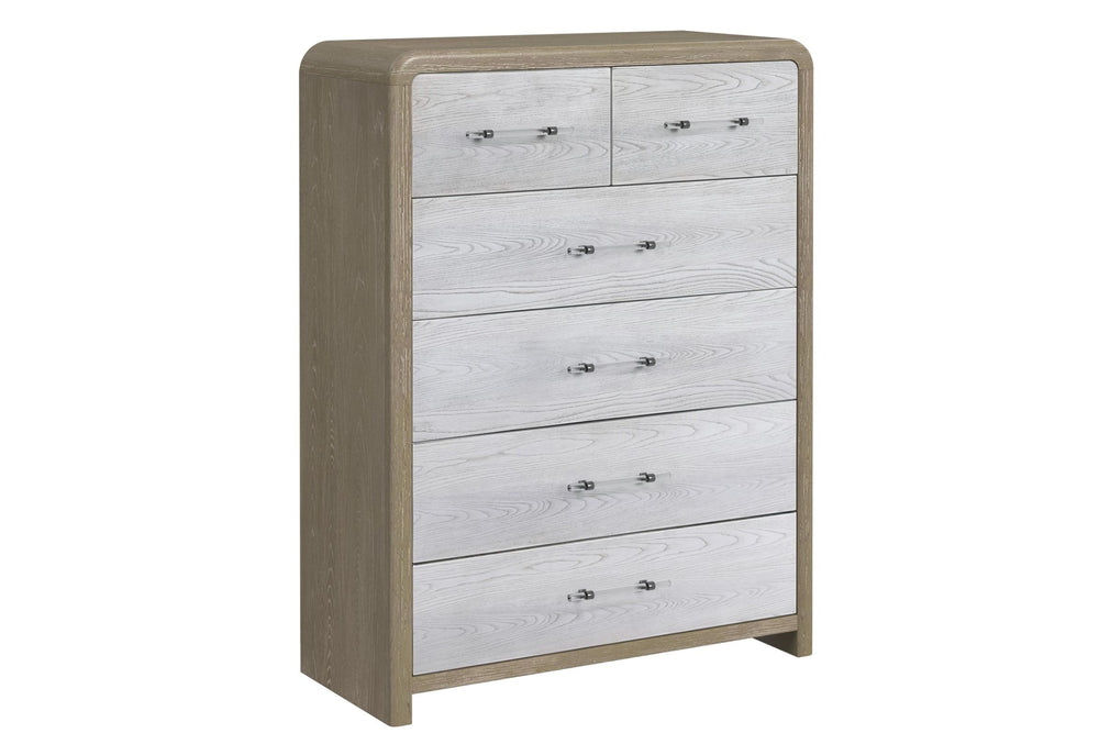 Gavetero alto de madera con acabado en tono roble claro y frentes de gavetas en gris claro con textura de vetas. Incluye seis gavetas: dos pequeñas en la parte superior y cuatro más amplias debajo, todas con tiradores metálicos horizontales plateados. Diseño moderno con bordes redondeados, vista en ángulo sobre fondo blanco.