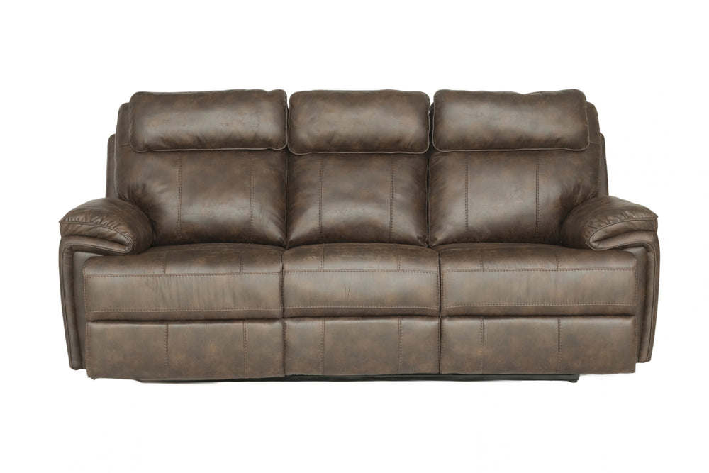 Sofá reclinable en color marrón oscuro con acabado tipo cuero envejecido, respaldos altos acolchados y apoyabrazos amplios. Diseño contemporáneo con costuras decorativas y asientos acolchados, presentado sobre fondo blanco.