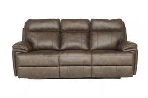 Sofá reclinable en color marrón oscuro con acabado tipo cuero envejecido, respaldos altos acolchados y apoyabrazos amplios. Diseño contemporáneo con costuras decorativas y asientos acolchados, presentado sobre fondo blanco.