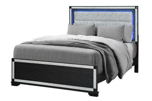 Cama con estructura de color negro con acolchado de color gris y con luces LED en cabecera de cama sobre fondo blanco.