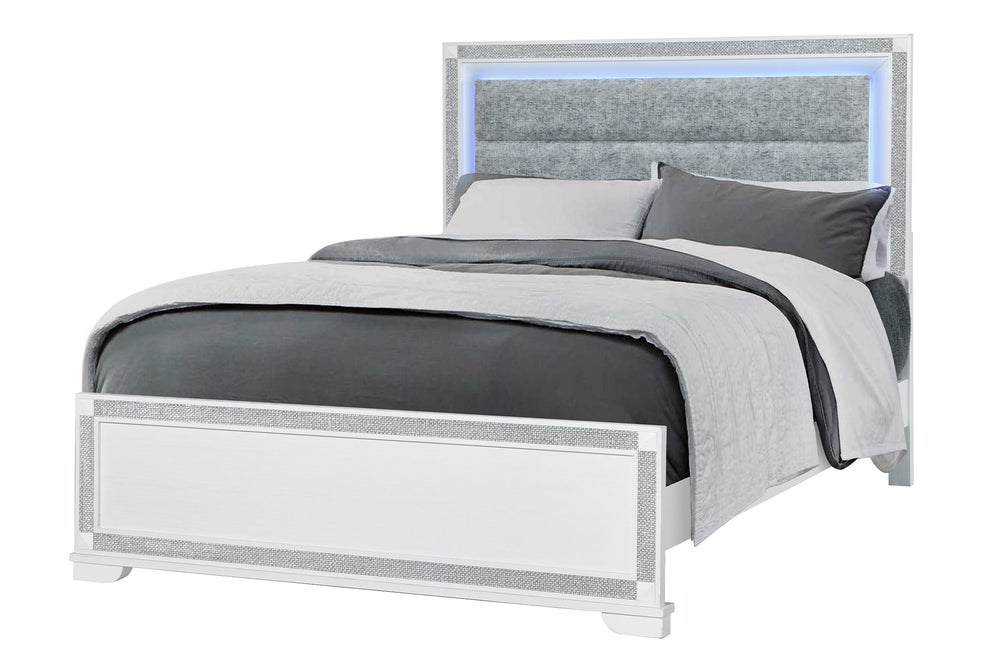 Cama king moderna en acabado blanco con detalles decorativos brillantes en el marco y cabecera tapizada en gris con iluminación LED integrada. Incluye ropa de cama en tonos blanco y gris con diseño minimalista, presentada sobre fondo blanco.