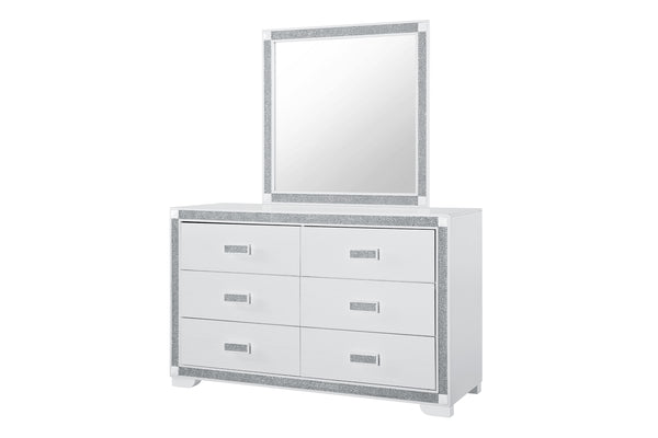 Gavetero blanco con seis gavetas y espejo a juego sobre fondo blanco.