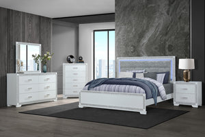 Dormitorio moderno con cama, gavetero con espejo y mesitas de noche en una habitación bien iluminada.