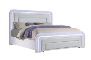 Cama moderna con iluminación LED sobre fondo blanco.