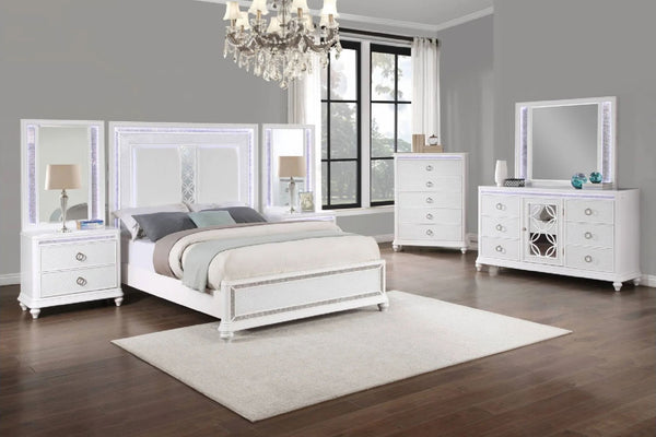 Conjunto de muebles de dormitorio blancos que incluye una cama, un gavetero con espejo, dos mesas de noche con espejo y un chest, todo ello con iluminación LED.