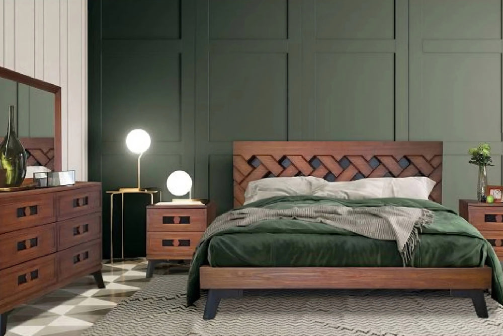Juego de cuarto hecho de madera marrón que incluye una cama, dos mesas de noche y un gavetero con espejo en una habitación con paredes verdes. 