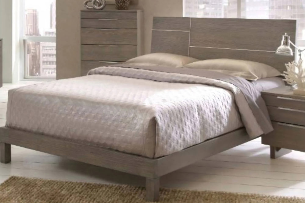 Habitación con cama, una mesa de noche y un chest.