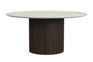 Mesa de comedor redonda con tablero de mármol blanco y base de madera oscura sobre fondo blanco.