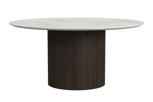 Mesa de comedor redonda con tablero de mármol blanco y base de madera oscura sobre fondo blanco.