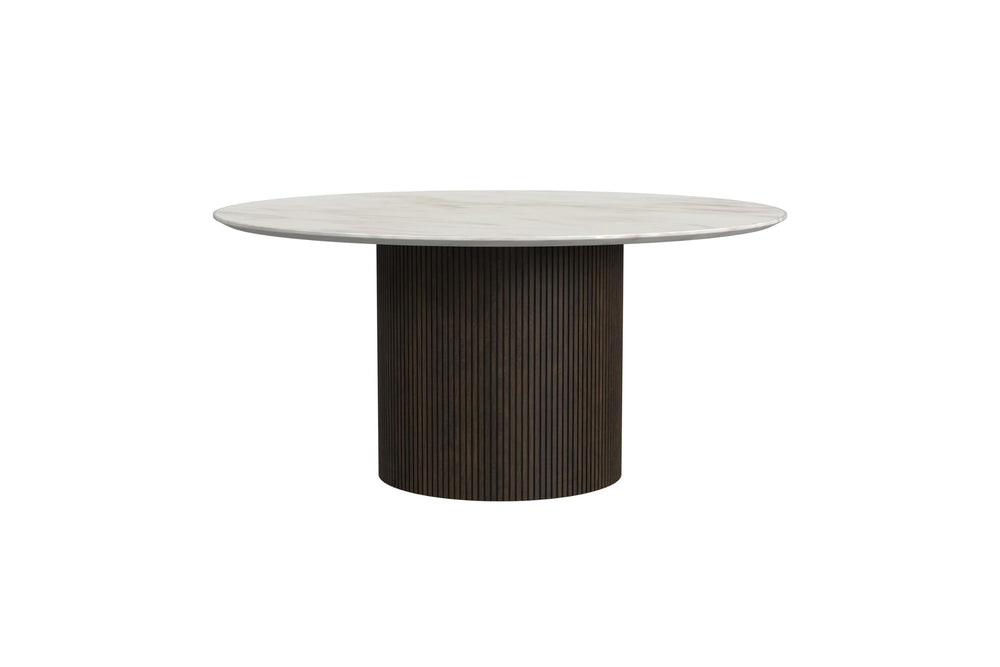 Una moderna mesa de centro redonda con tablero de mármol claro y base de pedestal estriada de color marrón oscuro, mostrada sobre un fondo blanco liso.