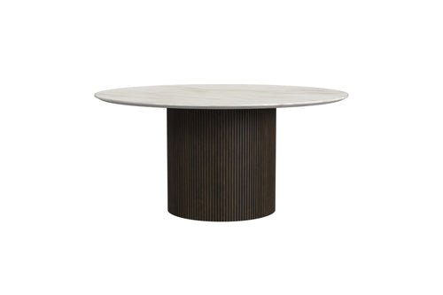 Una moderna mesa de centro redonda con tablero de mármol claro y base de pedestal estriada de color marrón oscuro, mostrada sobre un fondo blanco liso.