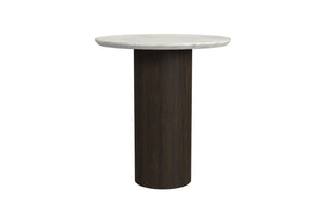 Una moderna mesa de esquina redonda con tablero de mármol claro y base de pedestal estriada de color marrón oscuro, mostrada sobre un fondo blanco liso.