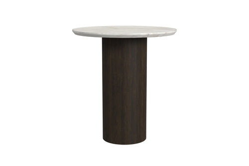 Una moderna mesa de esquina redonda con tablero de mármol claro y base de pedestal estriada de color marrón oscuro, mostrada sobre un fondo blanco liso.