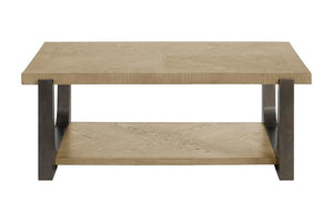 Mesa de centro rectangular en madera clara, con superficie superior gruesa, repisa inferior y bases laterales anchas en tono oscuro sobre un fondo blanco.