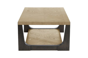Mesa de centro de madera con superficie texturizada sobre fondo blanco.
