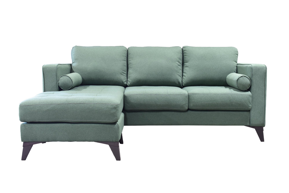 Sofá chaise de color verde sobre fondo blanco. 