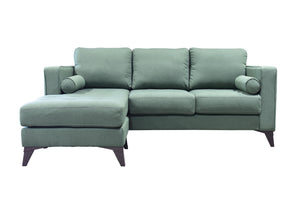 Sofá chaise de color verde sobre fondo blanco. 