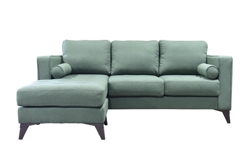 Sofá chaise de color verde sobre fondo blanco. 