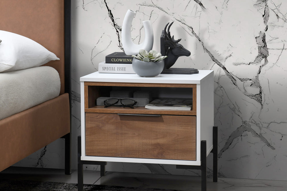 Mesa de Noche con una gaveta y espacio para almacenamiento en una habitación. 