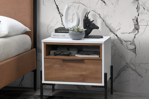 Mesa de Noche con una gaveta y espacio para almacenamiento en una habitación. 