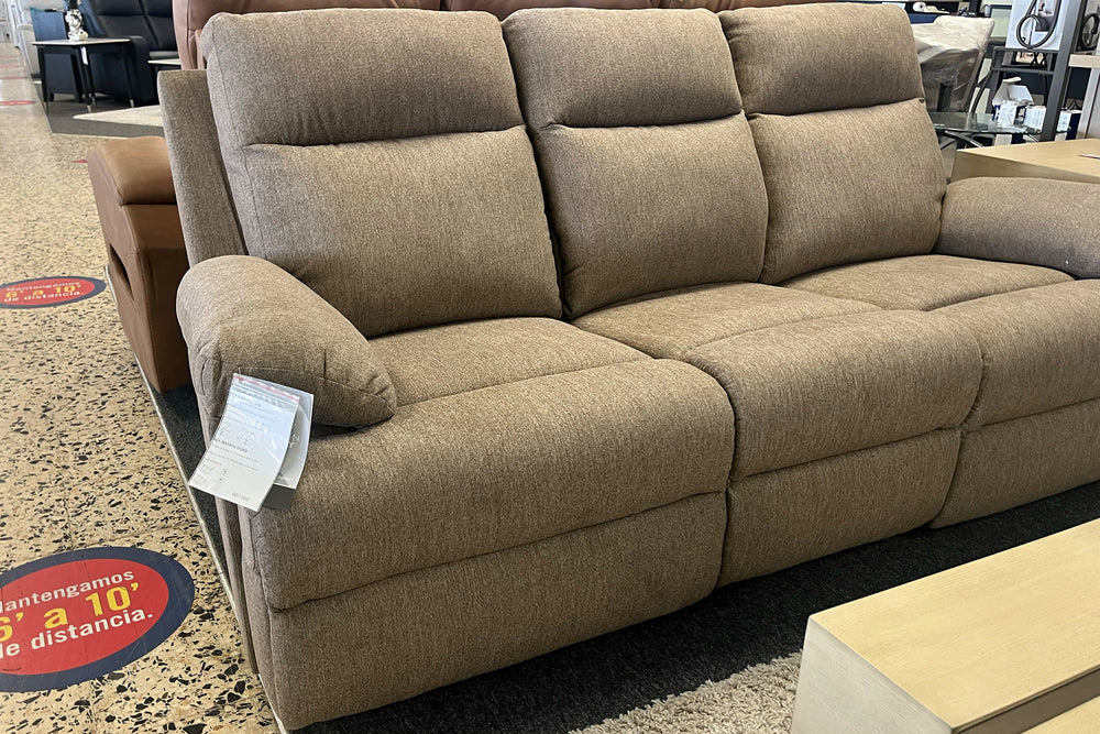 Sofá y loveseat reclinables de color beige, mesa de centro y elementos decorativos.