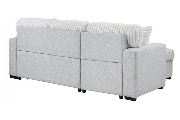 Sofá seccional gris con chaise longue sobre fondo blanco.